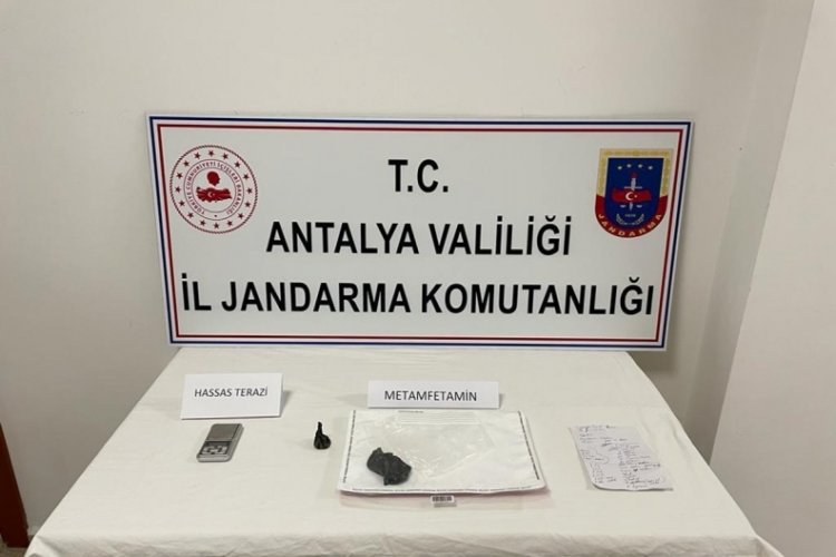 Antalya'da jandarmayı g&ouml;r&uuml;nce uyuşturucuyu tuvalete d&ouml;kt&uuml;ler