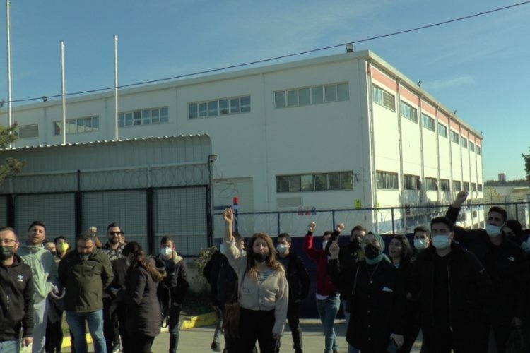 İşten &ccedil;ıkarılan &ccedil;alışanlar, fabrika &ouml;n&uuml;nde eyleme başladı
