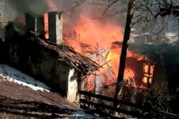 Artvin'de iki katlı ev alev alev yandı