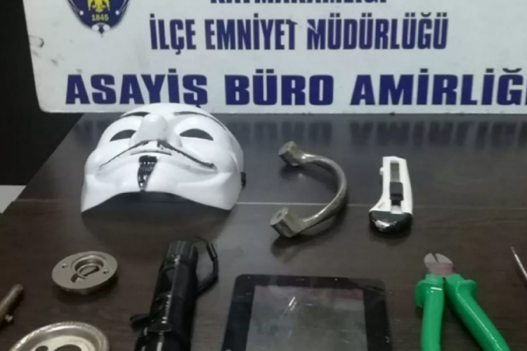 V for Vendetta maskeli hırsızlar su&ccedil;&uuml;st&uuml; yakalandı