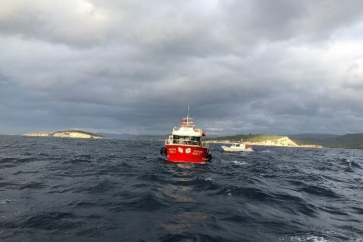 İzmir'de s&uuml;r&uuml;klenen tekneyi sahil Sahil G&uuml;venlik ekibi kurtardı