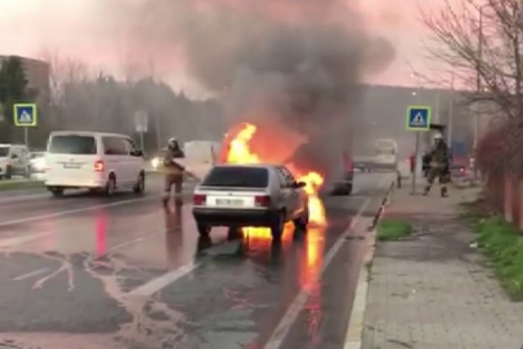 Otomobil alev alev yandı, s&uuml;r&uuml;c&uuml; son anda kurtuldu