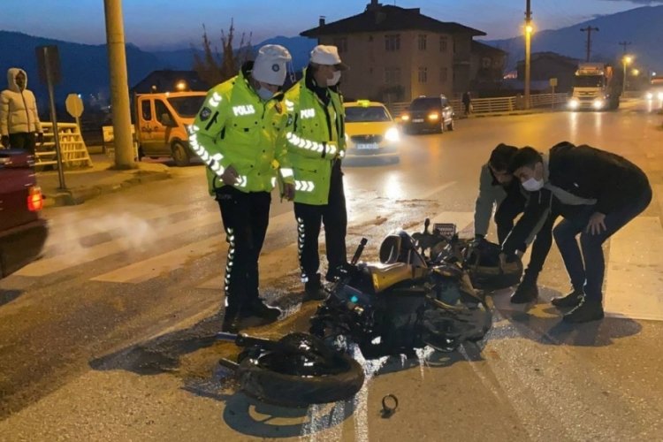 Motosiklet otomobille &ccedil;arpıştı: 3 yaralı