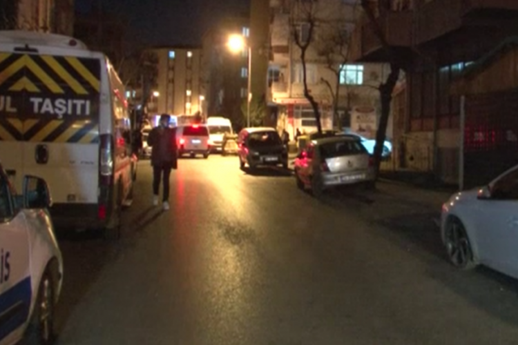 İş arkadaşını evinin &ouml;n&uuml;ne taciz etti, hastanelik oldu