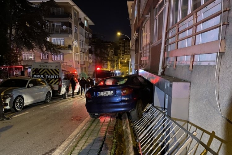 İstanbul'da otomobil iş yerine girdi