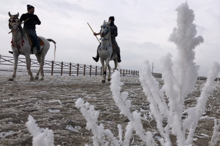 Kars'ta eksi 10 derecede cirit oynadılar; ellerini nefesleriyle ısıttılar