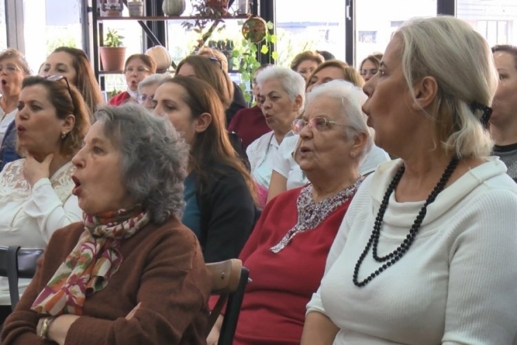 Bursa'da m&uuml;zik eğitimi almayan kadınlar korosu