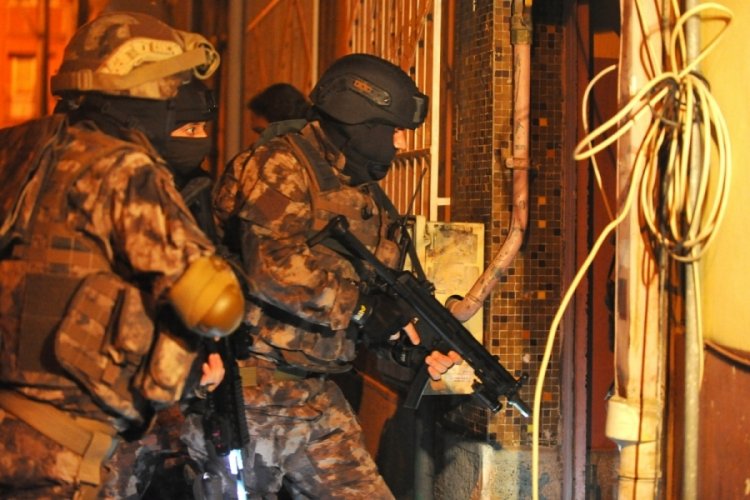 Bursa'da su&ccedil; &ouml;rg&uuml;t&uuml;ne operasyon: 12 kişiye g&ouml;zaltı