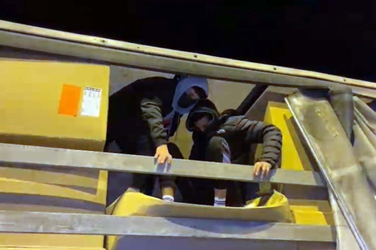 Bursa'dan kalkan TIR'ın ka&ccedil;ak yolcuları &Ccedil;anakkale'de yakalandı