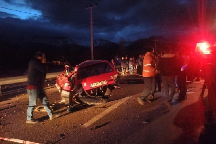Konya'da otomobil ile pikap &ccedil;arpıştı: 2 &ouml;l&uuml;, 3 yaralı
