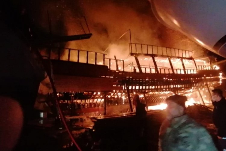 Tamirattaki 26 metrelik tur teknesi alev alev yandı
