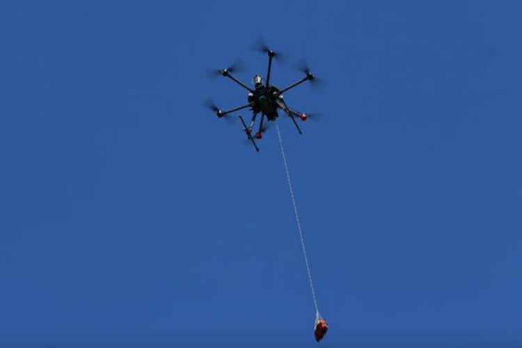 Drone, kalp krizi ge&ccedil;iren adamın hayatını kurtardı