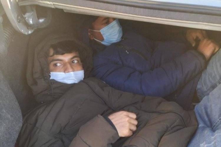 Yakalanan 22 ka&ccedil;ak g&ouml;&ccedil;menden ikisi otomobil bagajında saklanırken bulundu