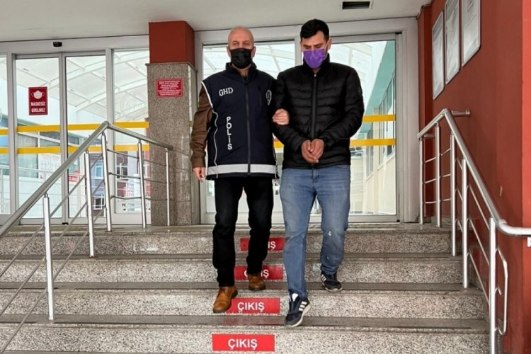 Hurda d&uuml;kkanında 10 ka&ccedil;ak g&ouml;&ccedil;men yakalandı