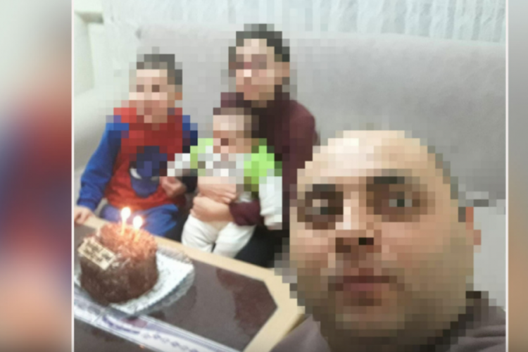 Tartıştığı eşini &ccedil;ocuklarının g&ouml;z&uuml; &ouml;n&uuml;nde 15 yerinden bı&ccedil;aklayarak &ouml;ld&uuml;rd&uuml;