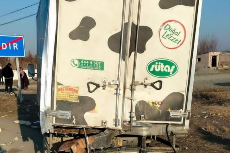 Yolcu otob&uuml;s&uuml; kamyonete &ccedil;arptı: 1 yaralı