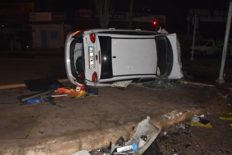 Alkoll&uuml; s&uuml;r&uuml;c&uuml; minib&uuml;se &ccedil;arptı: 3 yaralı