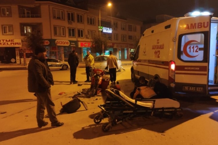 Bursa'da otomobil ters şeritte giden motosiklete &ccedil;arptı!