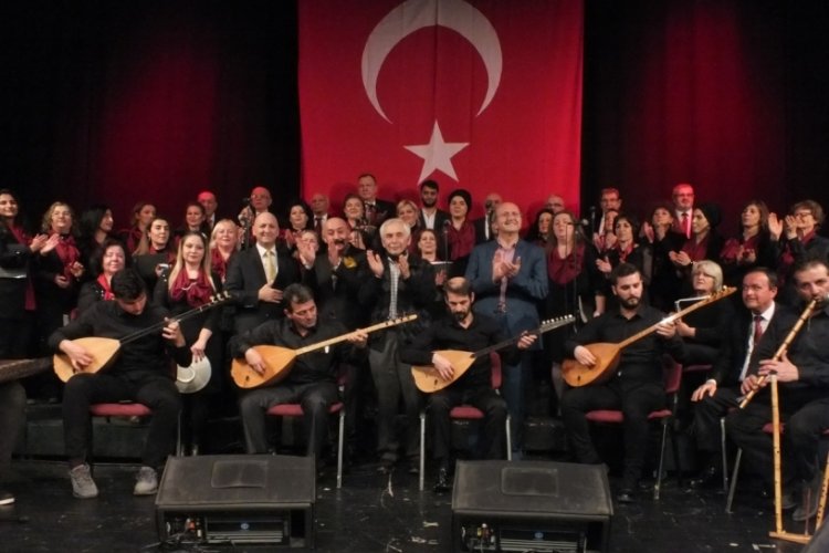 Bursa'da 'Gen&ccedil;leşen T&uuml;rk&uuml;ler'de 10'uncu yıl coşkusu yaşandı