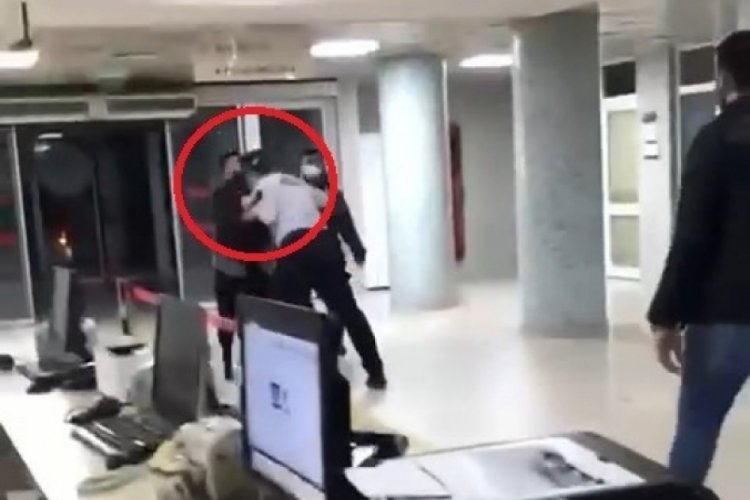 Bursa'da acil servis karıştı! G&uuml;venlik g&ouml;revlisi hastaya kafa attı
