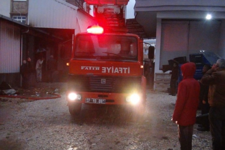Antalya'da adliyeye yıldırım d&uuml;şt&uuml;