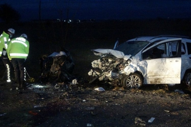 Feci kazada ara&ccedil; ikiye b&ouml;l&uuml;nd&uuml;, yola savrulan s&uuml;r&uuml;c&uuml; hayatını kaybetti