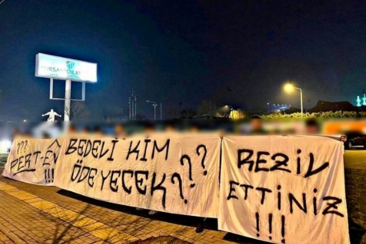 Taraftardan &Ouml;zl&uuml;ce'de pankartlı protesto!