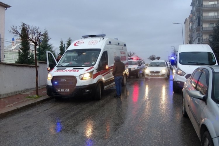 Misafirliğe gittiği evde &ccedil;ıkan kavgada bacağından vuruldu