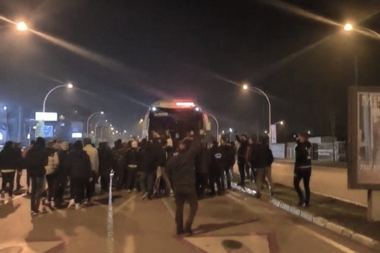 Bursaspor takım otob&uuml;s&uuml;ne taraftardan b&uuml;y&uuml;k tepki!