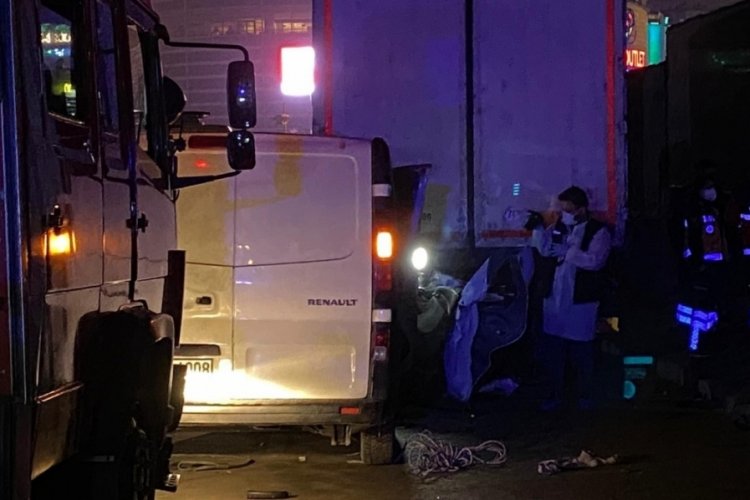 İstanbul'da park halindeki kamyona &ccedil;arpan minib&uuml;steki kadın hayatını kaybetti