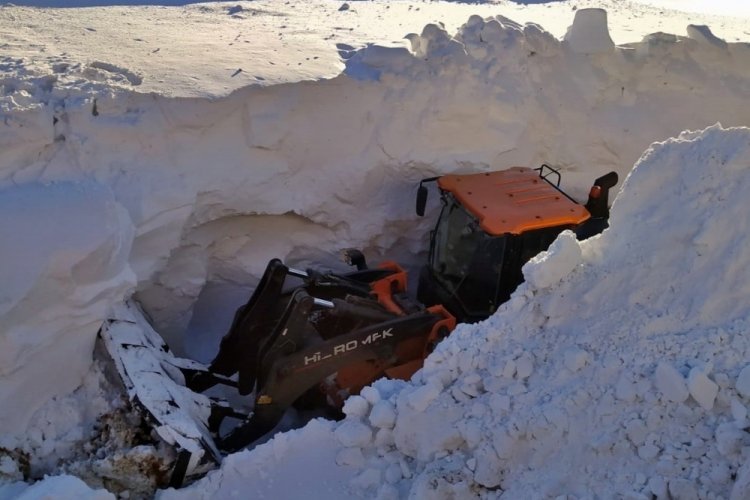 Hakkari Y&uuml;ksekova'da kar kalınlığı iş makinelerinin boyunu ge&ccedil;ti