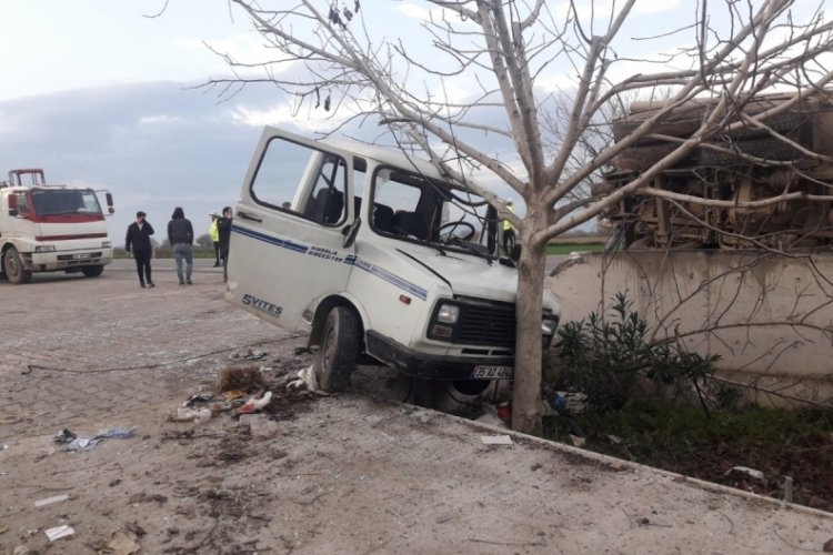 İzmir'de trafik kazasında kamyonet ikiye b&ouml;l&uuml;nd&uuml;