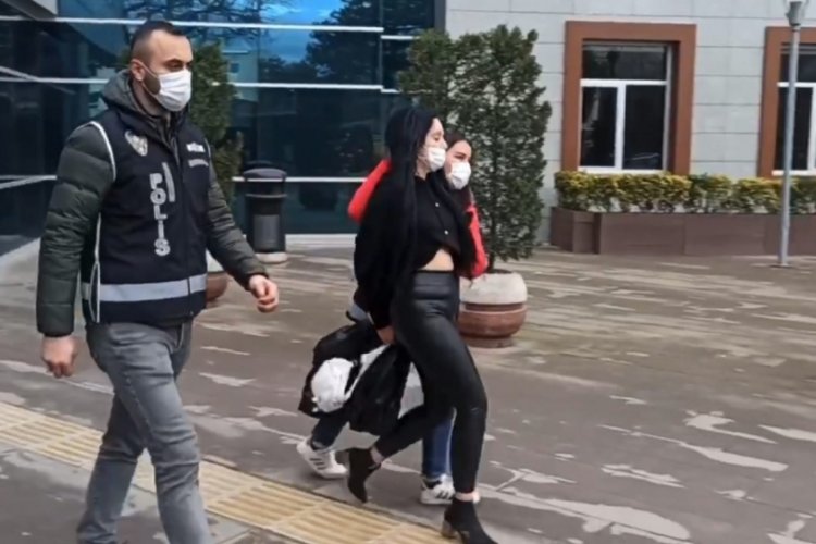 Bursa'da canlı yayında uyuşturucu madde i&ccedil;en 2 şahıs tutuklandı