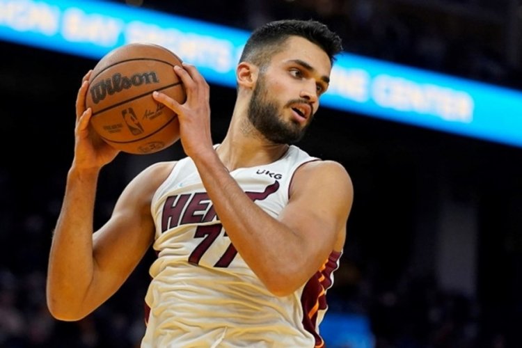 &Ouml;mer Faruk Yurtseven'den NBA tarihine ge&ccedil;en ribaunt rekoru