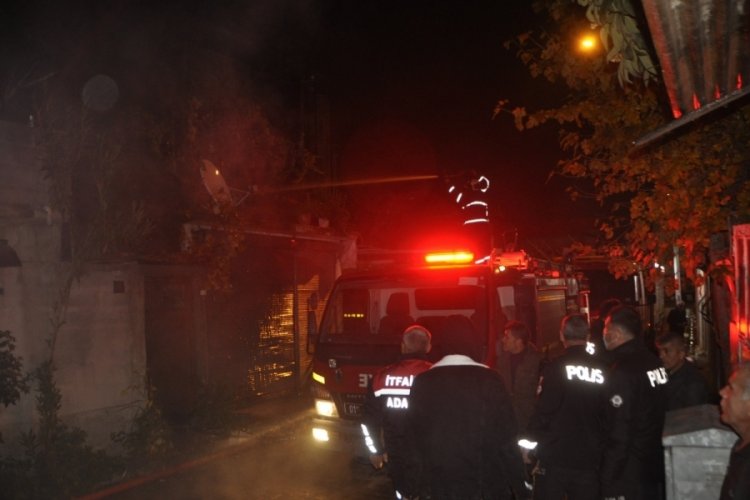 Adana'da m&uuml;stakil ev yangında tamamen k&uuml;l oldu