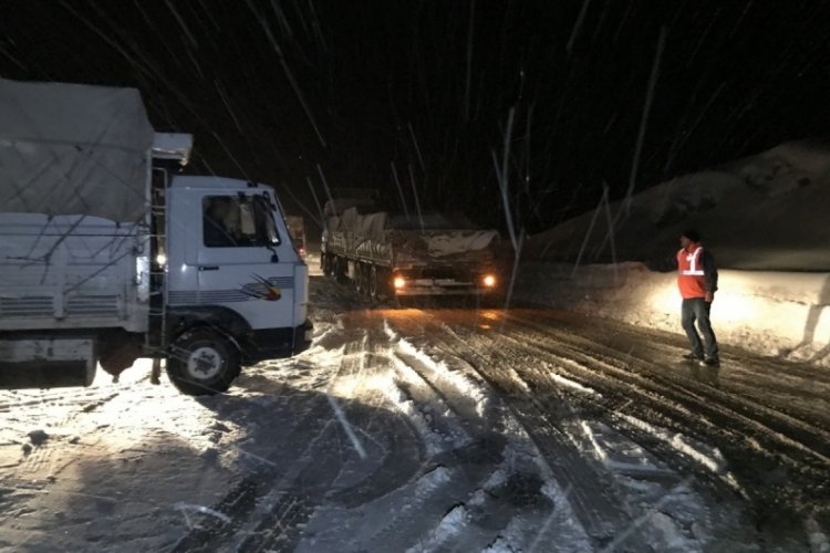 Kar yağışı y&uuml;z&uuml;nden tırların ge&ccedil;işine izin verilmiyor