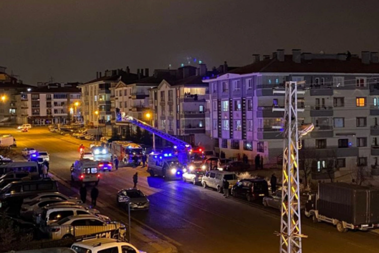 Polisten ka&ccedil;arken havalandırma boşluğuna sıkıştı