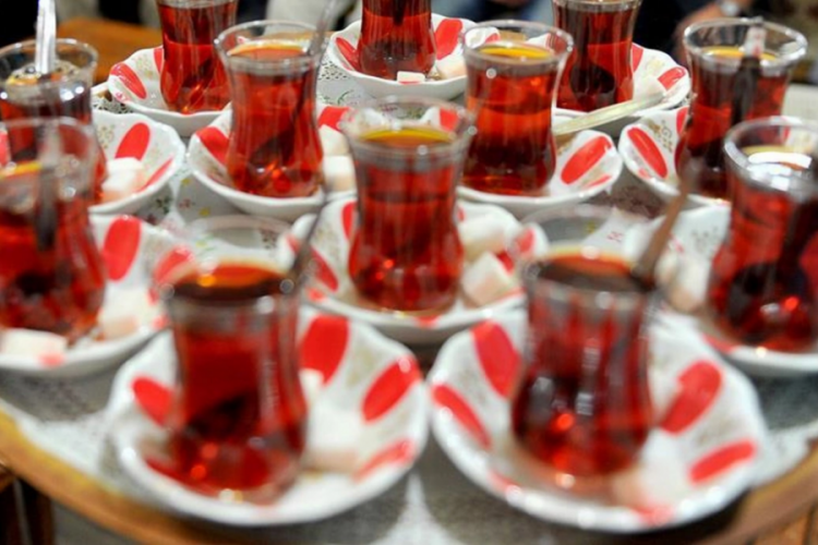 Kocasıyla işyerinde &ccedil;ay i&ccedil;mek şartıyla uzlaştı