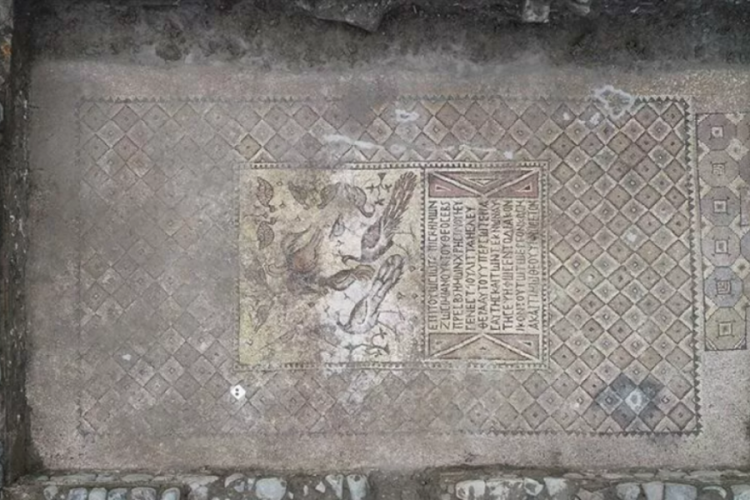 Kilise kazısında azat edilen k&ouml;lenin tanrıya teşekk&uuml;r i&ccedil;in yaptığı mozaik bulundu