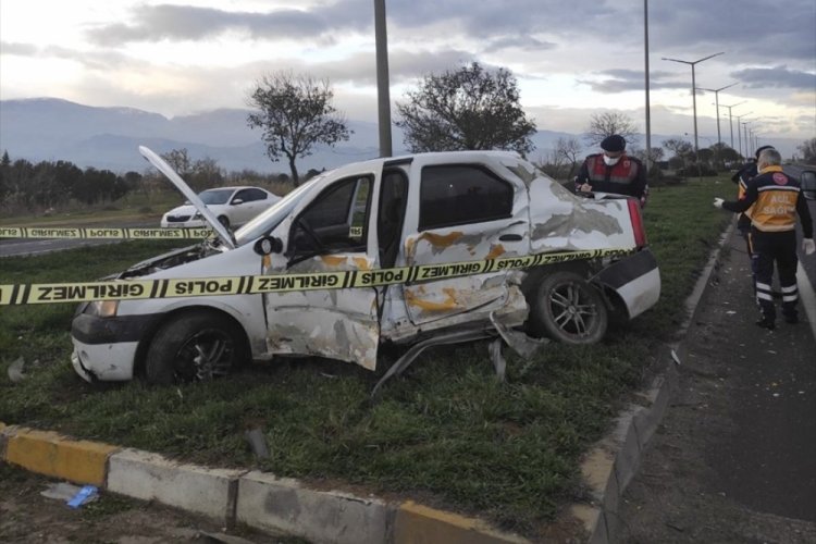 Manisa'da tırla &ccedil;arpışan otomobilin s&uuml;r&uuml;c&uuml;s&uuml; &ouml;ld&uuml;