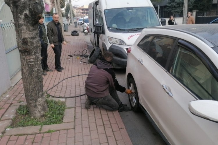Bursa'da sevgilisiyle tartıştı, sinirini araçlardan çıkardı!