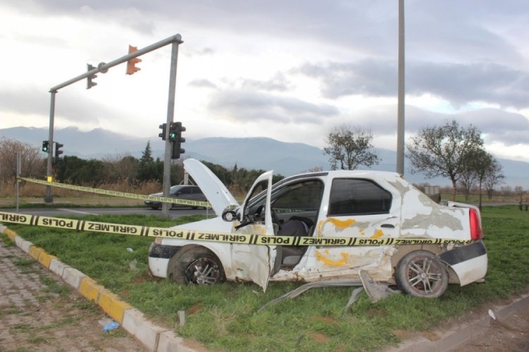 Manisa'da TIR ile &ccedil;arpışan otomobilin s&uuml;r&uuml;c&uuml;s&uuml; hayatını kaybetti