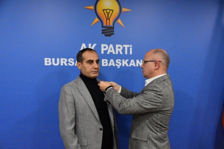 Bursa AK Parti'de yeni &uuml;yelere rozetlerini Davut G&uuml;rkan taktı