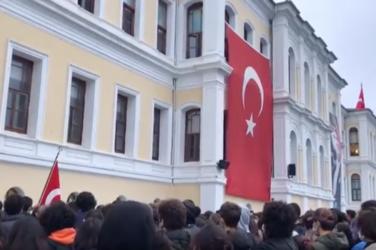 Atat&uuml;rk posterine zarar verilmesine Gen&ccedil;liğe Hitabe okuyarak tepki!