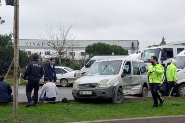 Tekirdağ'da servis minib&uuml;s&uuml;n&uuml;n &ccedil;aptığı ara&ccedil;taki 2 polis yaralandı
