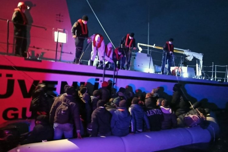 Muğla'da botları arızalanan g&ouml;&ccedil;menleri Sahil G&uuml;venlik kurtardı