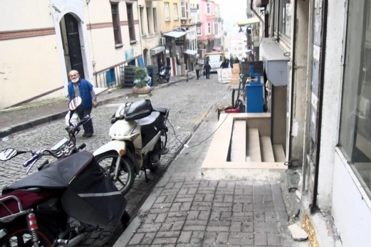 İstanbul Fatih'te ayakkabı dolu &ccedil;uval b&ouml;yle &ccedil;alındı