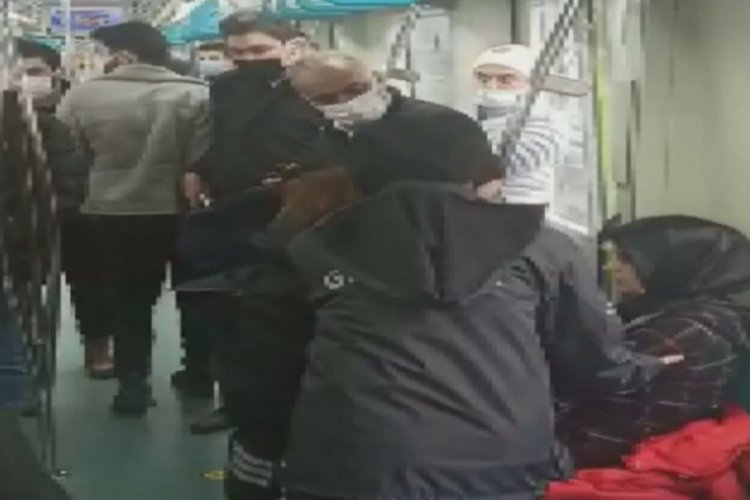Maske takmayan 2 kadın Marmaray'ı birbirine kattı