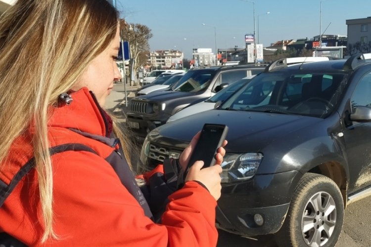Bursa'da ara&ccedil;lar kadın otopark g&ouml;revlilerine emanet