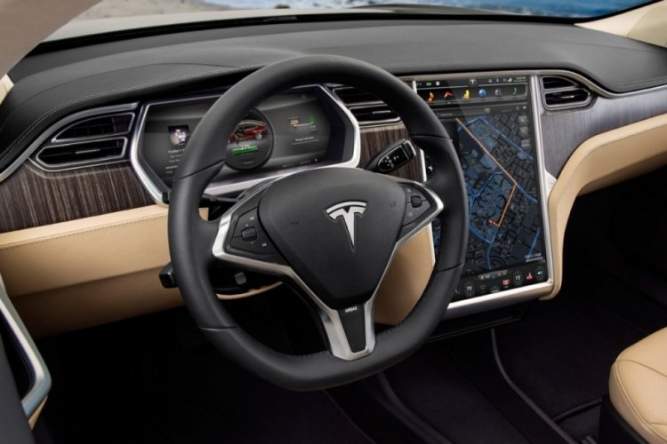 Tesla'dan s&uuml;r&uuml;c&uuml;s&uuml;z ara&ccedil; hizmetine zam